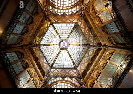 Glasdach, historische shopping-Arkade, Parisi Udvar, Budapest, Ungarn, Europa Stockfoto