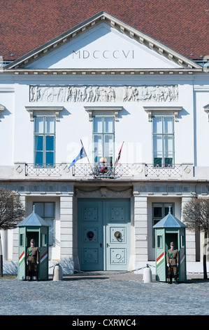 Wachen in historischen Uniformen, vor dem Sándor Palast, Residenz des ungarischen Präsidenten, Budapest, Ungarn Stockfoto