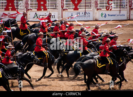 RCMP Musical Ride, 32-köpfigen Pferdesport Tagesleistung, tun ihre berühmten Kavallerieattacke (Red Surge) Stockfoto