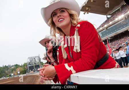 Königin der Calgary Stampede 2012, Candace Lee, Chuckwagon Rennen auf Rennstrecken des 100. Jubiläums jährliche Rodeo beobachten. Stockfoto