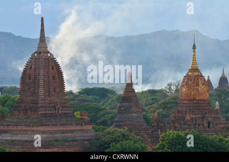 Rauch steigt zwischen den Tempeln und Pagoden in Bagan, Myanmar, Birma, Südostasien, Asien Stockfoto