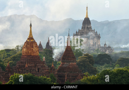 Rauch steigt zwischen den Tempeln und Pagoden in Bagan, Myanmar, Birma, Südostasien, Asien Stockfoto