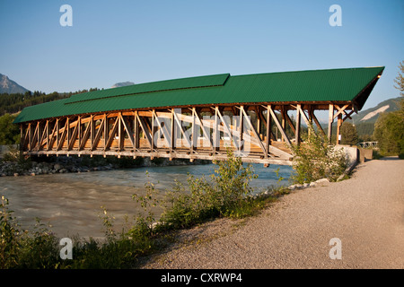 Kickinghorse Fußgängerbrücke über den Kicking Horse River in Golden, BC Stockfoto