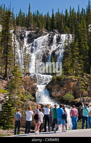 Touristen an den Tangle Falls entlang Highway 93 in Jasper Nationalpark, Alberta. Stockfoto