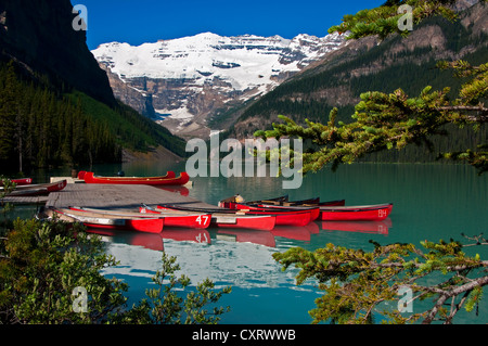 Lake Louise Kanus auf Dock, Banff Nationalpark, Alberta. Stockfoto