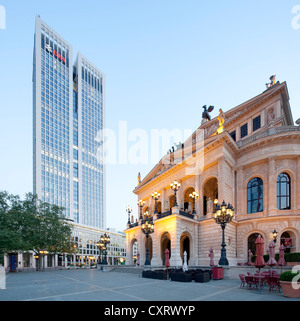 Opernturm Bürogebäude und der alten Oper entfernt, quadratische Opernplatz, Frankfurt Am Main, Hessen, Deutschland, Europa, PublicGround Stockfoto