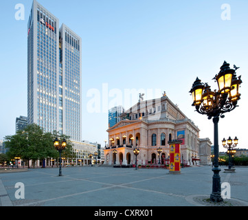 Opernturm Bürogebäude und der alten Oper entfernt, quadratische Opernplatz, Frankfurt Am Main, Hessen, Deutschland, Europa, PublicGround Stockfoto