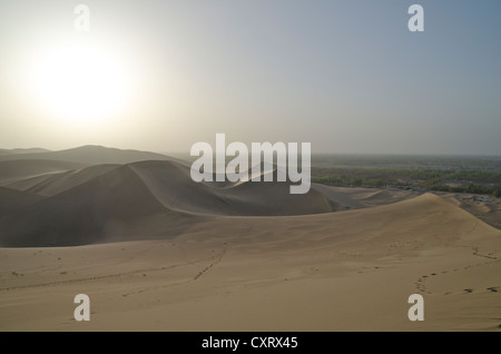 Sanddünen der Wüste Gobi Mondsichelsee / Crescent Moon Lake und Mt Minghsan in der Nähe von Dunhuang, Silk Road, Gansu, China Stockfoto