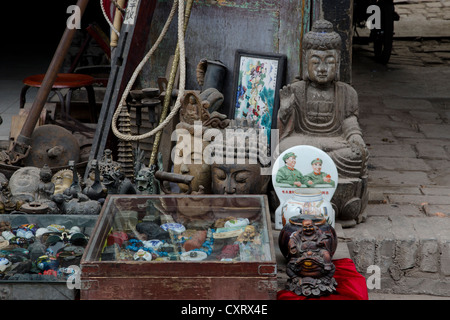 Anzeige von waren von einem Trödler, Antiquitätenhändler, historische alte Stadt Pingyao, UNESCO-Weltkulturerbe, Shanxi Stockfoto