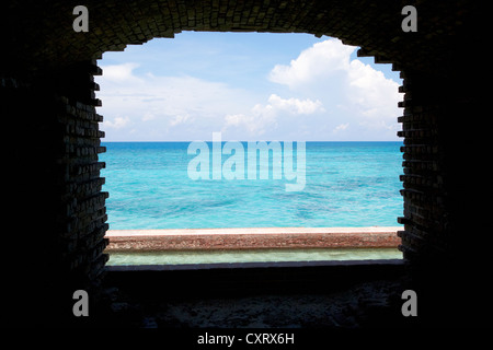 Blick aus gemauerten Torbogen auf der Außenwand und Meer dry Fort Jefferson Tortugas Nationalpark Florida Keys usa Stockfoto