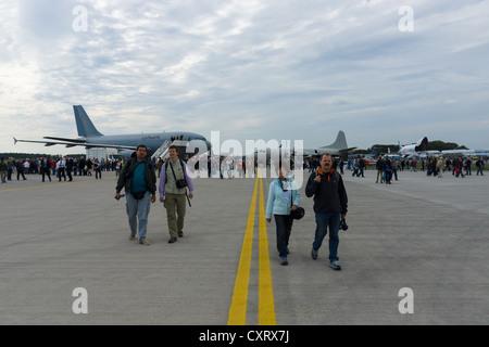 Besucher auf dem Flugplatz terminal Stockfoto