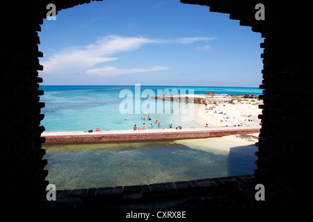 Blick aus gemauerten Torbogen gegenüber Touristen am Strand dry Fort Jefferson Tortugas Nationalpark Florida Keys usa Stockfoto