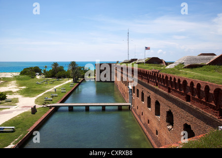 Blick von Basion Wände über Wassergraben Sally Dock Eingang zum Fort Jefferson Dry Tortugas Nationalpark Florida Keys usa Stockfoto