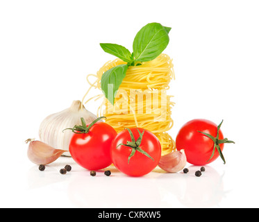 Italienische Pasta, Cherry-Tomaten mit Basilikum und Knoblauch isoliert auf weißem Hintergrund Stockfoto
