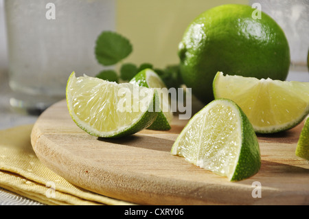 Bio frisch geschnittene Limetten auf Holzbrett Stockfoto