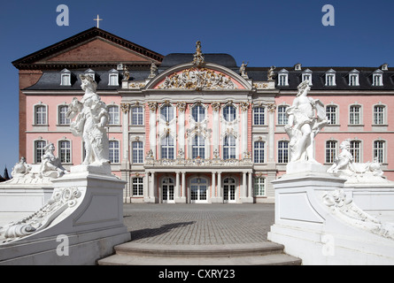 Kurfürstliches Schloss, öffentliche Bürogebäude, Trier, Rheinland-Pfalz, Deutschland, Europa, PublicGround Stockfoto