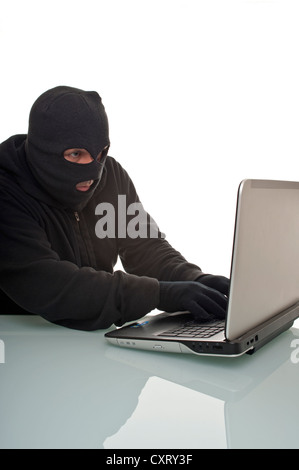 Hacker, die das Surfen im Internet mit einem Laptop-Computer, symbolisches Bild für Computer-hacking, Computer oder Cyber-Kriminalität, Datendiebstahl Stockfoto