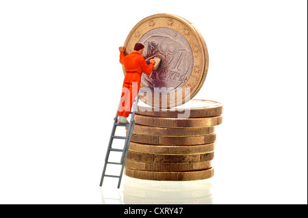 Miniatur Figur auf einer Leiter eine griechisch-Euro-Münze, symbolisches Bild speichern möchten Stockfoto