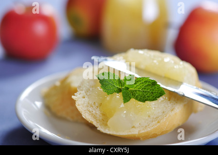 In Scheiben geschnittenen Brötchen mit Apfelkonfitüre auf Platte. Kleinen flachen Dof. Stockfoto