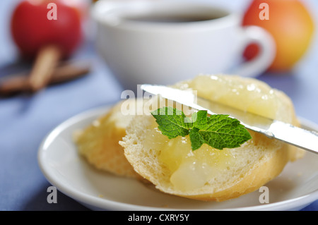 In Scheiben geschnittenen Brötchen mit Apfelkonfitüre auf Platte. Kleinen flachen Dof. Stockfoto