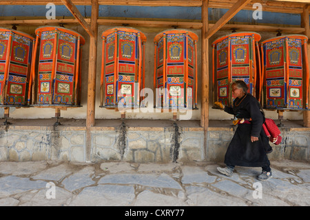 Tibetischen Buddhismus Tibetische Seniorin in einem traditionellen Chuba während der Morgen-Kora, zu Fuß Circumnabulation von der Stockfoto