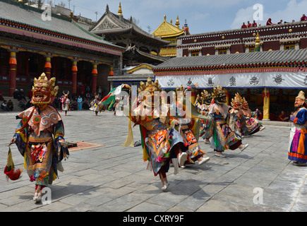 Tibetischen Buddhismus, religiöse Maskentanz der Cham im wichtigen Gelugpa Kloster Kumbum, Huangzhong, Xinning, Qinghai Provinz Stockfoto