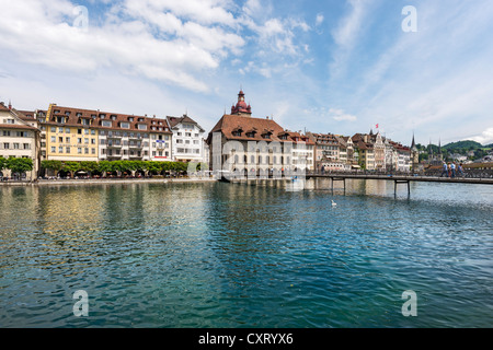 Blick über die Reuss, historischen Stadtteil von Luzern und das Rathaus, Rathaussteg Brücke im Vordergrund, Luzern Stockfoto