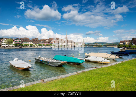 Blick über den Rhein nach dem alten Städtchen Stein am Rhein mit festgemachten Boote, Kanton Schaffhausen, Schweiz, Europa Stockfoto