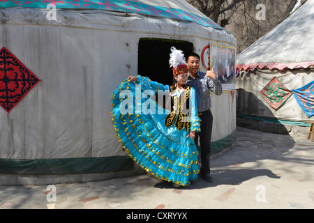 Chinesische Minderheit Tourismus setzen chinesische Touristen aus einer Reisegruppe die Tracht der kasachische Minderheit, Stockfoto