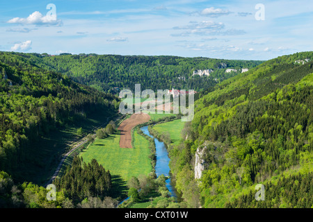 Blick auf den oberen Donautal und Beuron Kloster vom Knopfmacherfelsen Rock, Baden-Württemberg, Deutschland, Europa aus gesehen Stockfoto