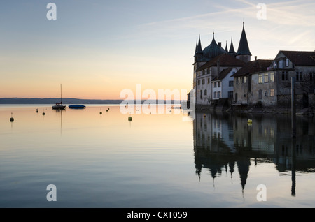 Der Hafen und der Turmhof Gebäude in Steckborn im Morgenlicht, Kanton Thurgau, Schweiz, Europa Stockfoto
