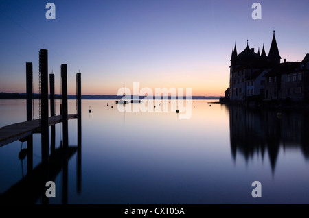 Der Hafen und der Turmhof Gebäude in Steckborn im Morgenlicht, Kanton Thurgau, Schweiz, Europa Stockfoto