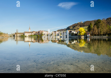 Blick wie aus Werd Insel über den Rhein mit der historischen Bezirk von Stein am Rhein und Burg Hohenklingen Stockfoto