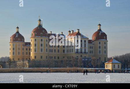 Schloss Moritzburg, Barockschloss, im Winter mit gefrorenen Teich in der Nähe von Dresden, Sachsen, Deutschland, Europa Stockfoto