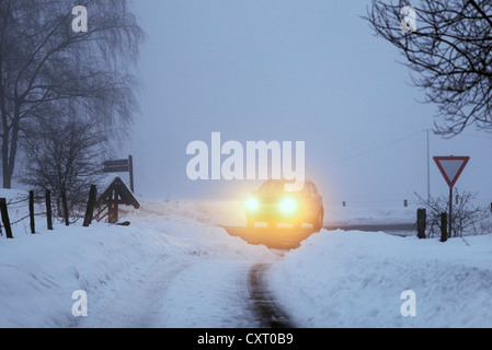 Mietwagen in eine winterliche Landschaft bedeckt, im Schnee, Nebel, Dämmerung, Bergneustadt, Nordrhein-Westfalen, Deutschland, Europa Stockfoto