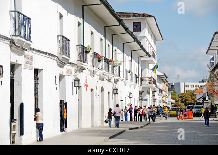 Kolonialarchitektur in Parque Caldas, Popayán, Hauptstadt des Departamento de Cauca, Kolumbien, Lateinamerika, Südamerika Stockfoto