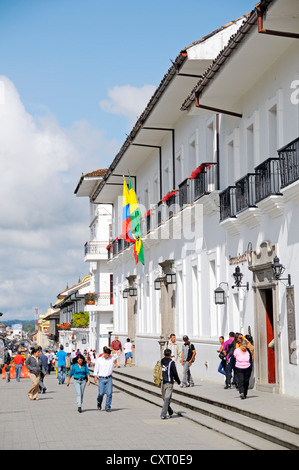 Kolonialarchitektur in Parque Caldas, Popayán, Hauptstadt des Departamento de Cauca, Kolumbien, Lateinamerika, Südamerika Stockfoto