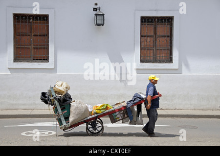 Arbeiter mit Säcken auf einem Handwagen, Popayán, Hauptstadt des Departamento de Cauca, Kolumbien, Lateinamerika, Südamerika Stockfoto