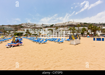 Liegestühle am Strand, Playa Armadores, Puerto Rico, Gran Canaria, Kanarische Inseln, Spanien, Europa, PublicGround Stockfoto