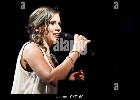 Schweizer Sängerin Eliane Mueller, Gewinner des Wettbewerbs "Das Groesste Schweizer Talent 2012" singen live in der Swisslife Arena Stockfoto