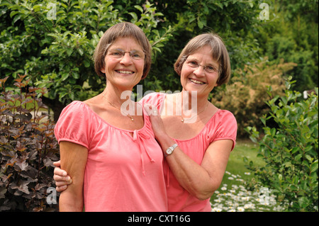 Zwei rüstige Zwillingsschwestern, portrait Stockfoto