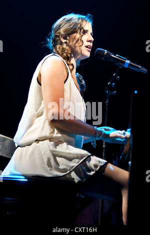 Schweizer Sängerin Eliane Mueller, Gewinner des Wettbewerbs "Das Groesste Schweizer Talent 2012" singen live in der Swisslife Arena Stockfoto