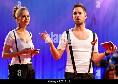 Moderatoren Sabrina Knechtli, Runner-up der Miss Schweiz 2007-2008 Wettbewerb und Damian ...