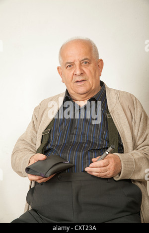 Übergewichtiger Mann mit einer Insulin-Spritze Stockfoto