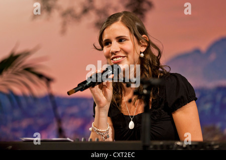 Eliane Mueller, Schweizer Sängerin und Gewinnerin des Das Groesste Schweizer Talent 2012, die grössten Schweizer Talente 2012, die live Stockfoto