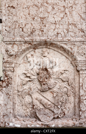 Grabstein von Caspar Allt, gestorben 1584 an der Außenwand der St. Bartholomäus-Kirche, Unterach am Attersee, Salzkammergut-region Stockfoto