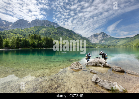 Taucher, Vorderer Langbathsee See, mit Mt Spielberg, in der Nähe von Ebensee Salzkammergut Region, Oberösterreich, Österreich, Europa Stockfoto