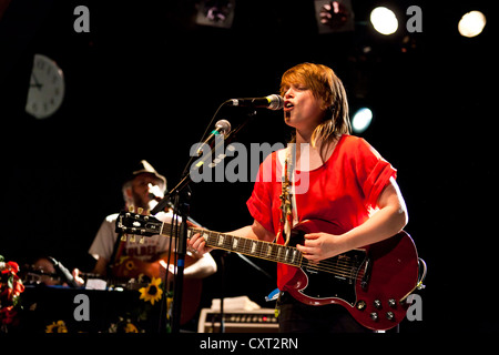 Der irische Singer-Songwriter und Musiker Durchführung von Wallis Bird live auf Schueuer, Luzern, Schweiz, Europa Stockfoto