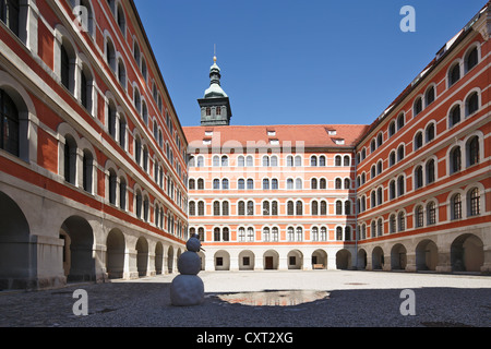 Arcade und Hof des Jesuitenkollegs, Skulptur Schneemann von Manfred Erjautz, 2005, Graz, Steiermark, Österreich, Europa Stockfoto
