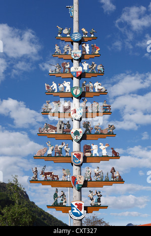 Maibaum in Unterwoessen, Chiemgau Region, Upper Bavaria, Bavaria, Germany, Europe, PublicGround Stockfoto